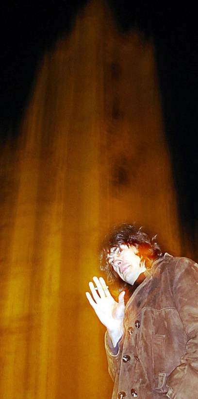 JM López, junto a la Catedral de León. / © Fotografía: David Rubio.