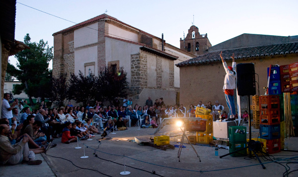 Actuación de Gorka Ganso en la plaza de Urones de Castroponce (Valladolid), en el marco del FETAL. © Fotografía: Trinidad Osorio.