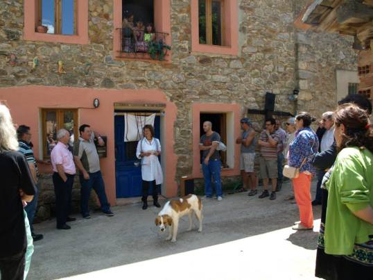 Imagen de la inauguración del albergue, con Dorien (en la puerta). Foto: El Hacedor