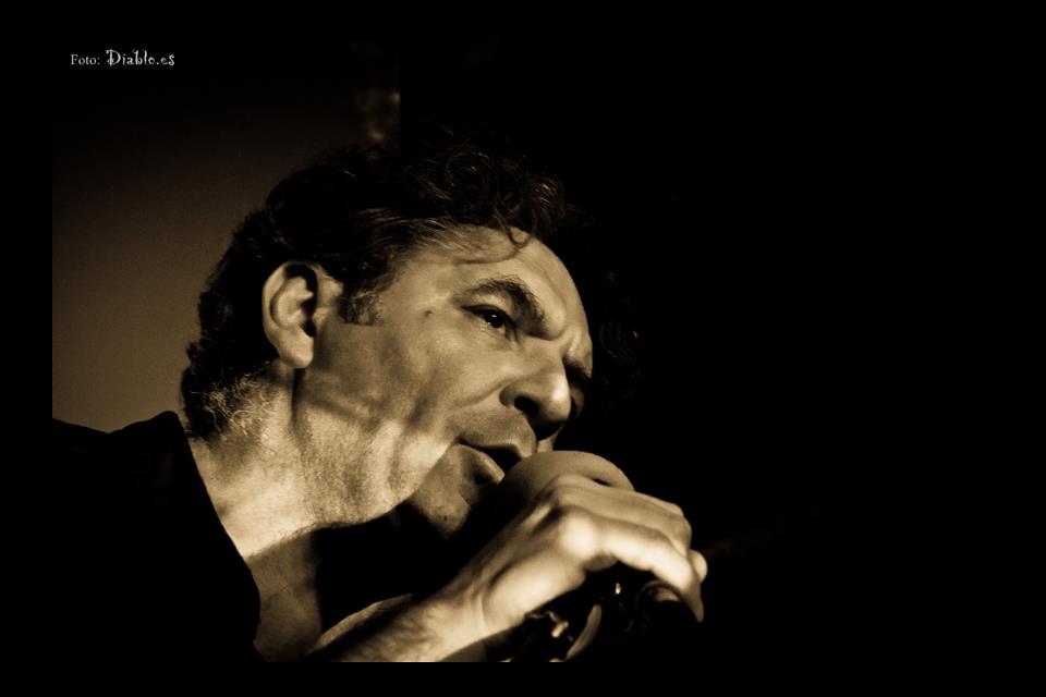 Toño Benavides, en acción durante una sesión de poesía. 