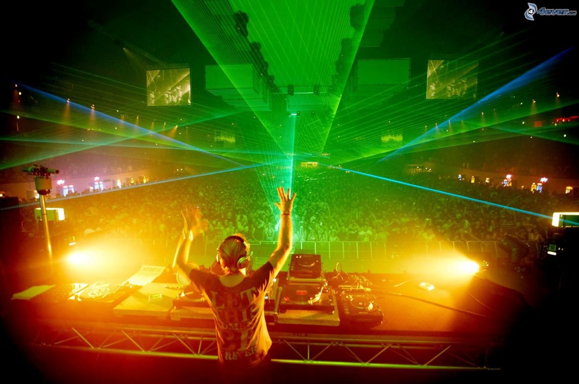 El Dj es hoy el protagonista de la noche. 