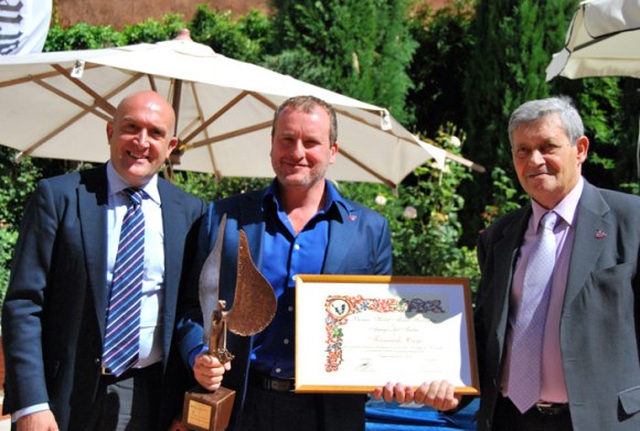 Fernando Cayo, en el centro, con el presidente de la Diputación de Valladolid, Jesús Julio Carnero (izda), y el presidente de la asociación Amigos del Teatro de Valladolid (dcha), Félix Hernández Ramos. © Fotografía: I. M. 