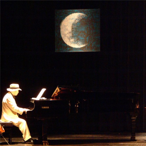 Velpister Jensen durante uno de sus "musicoplastidramas".