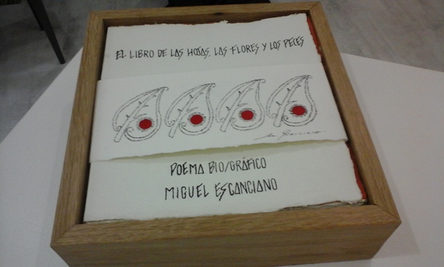 Ejemplar del poema bio/gráfico que inspira la exposición en la galería Ármaga