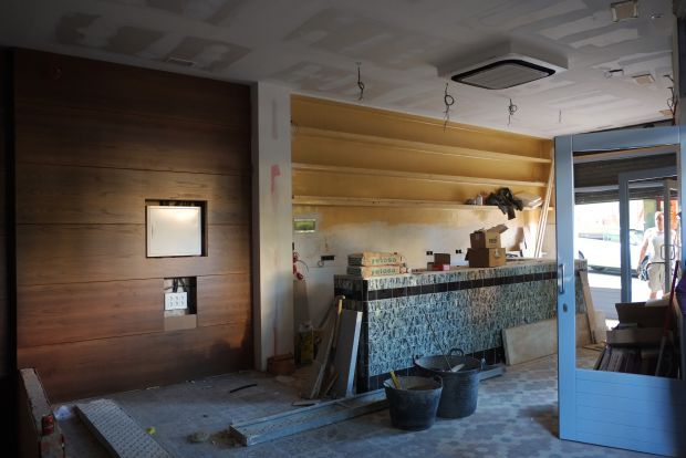 La Salchichería (en la imagen, en obras) abrirá sus puertas a finales de septiembre de 2014. Foto: Felipe Piñuela.