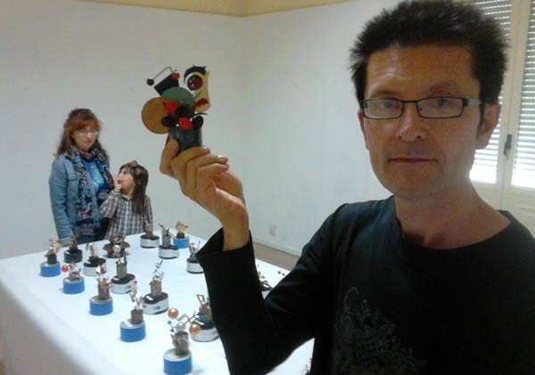 Salvador Vico junto a algunas de las piezas de la muestra. Al fondo, su mujer y su hija. © Fotografía: Carlos Cuenllas.