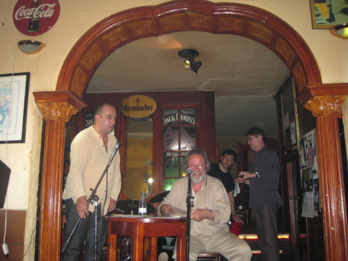 El traductor y poeta francés Jean-Yves Bériou,en ‘El Cafetín’ de León, el 30 de julio de 2010. © Fotografía: Eloísa Otero.