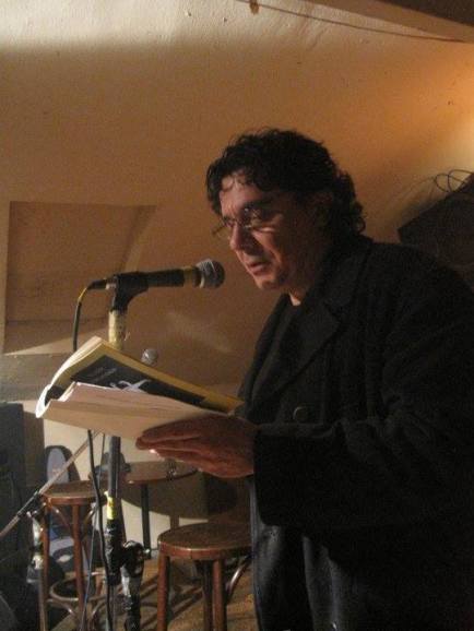 El poeta Juan Carlos Pajares, durante una lectura en el viejo CCAN.