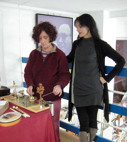 La percusionista Chefa Alonso y la poeta Pilar Martín Gila, durante la presentación del libro.