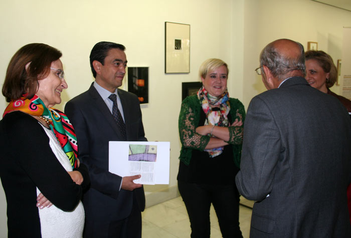 Aparecen, un momento antes de la presentación de las Jornadas, de izquierda a derecha: María Calleja, vicepresidenta de la Fundación Segundo y Santiago Montes; Agapito Hernández, diputado de Personal de la Diputación de Valladolid; Arancha Jiménez, coordinadora de las Jornadas; Carlos Sánchez Reyes (de espalda), ex presidente de las Cortes de Castilla y León, y Rosa Hernández, concejala de Bienestar Social del Ayuntamiento de Valladolid. © Fotografía: Juan A. Berzal.