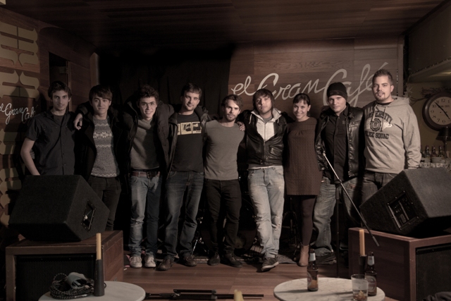 Cesar Tezza acompañado de músicos y cantantes de León en el rodaje del videoclip de su novela-cd