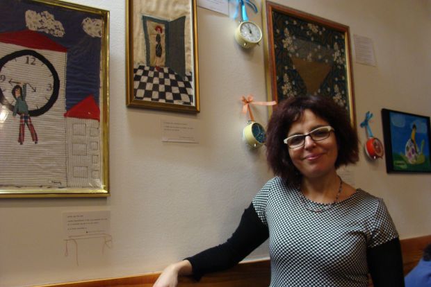 África Bayón (Bulgarcita Pingos) posa frente a algunas de sus obras. Foto: L. Fraile.