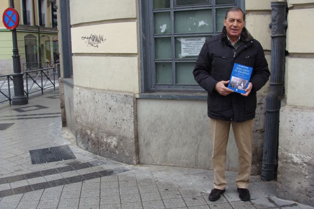 José Miguel Ortega frente al antiguo Café Katiuska, que acabó convertido en un comedor social. Foto: L. Fraile.