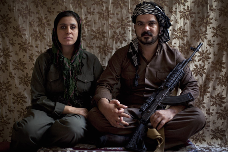 Saman Johwar Kahraman, de 34 años, junto a su mujer Peruin, de 21. / JM López / AFP