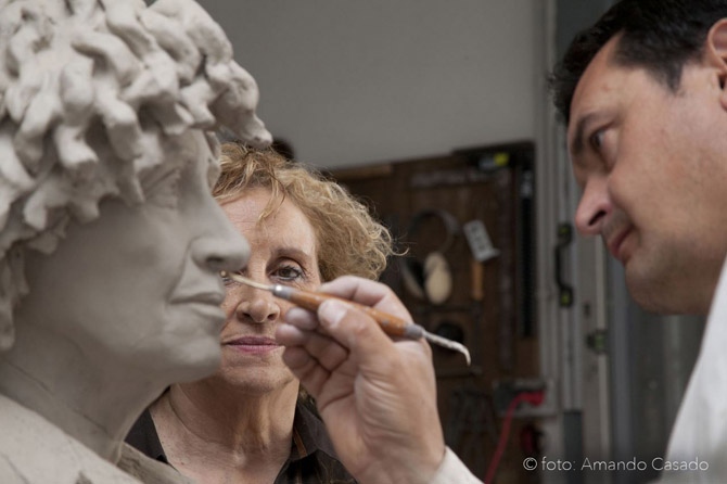 Elena Santiago y Amancio González Andrés, durante la realización del busto de la escritora. © Fotografía: Amando Casado.