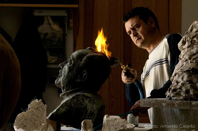 Amancio González trabajando en uno de los bustos. © Fotografía: Amando Casado.