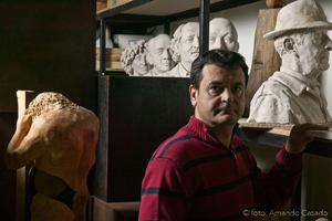 El escultor Amancio González en su taller de Lorenzana. © Fotografía: Amando Casado.