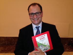 El dibujante José María Nieto, con su último libro.