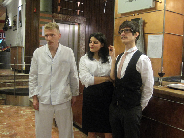 Manuel AO, Andrea Soto y Eduardo Fandiño, en la recepción del Hotel Quindós, el día de la actuación. © Fotografía: Eloísa Otero.