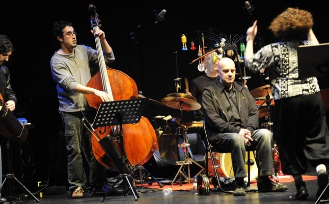 Germán Coppini, en el Jofre, acompañado por los músicos del Comando Delta. © Fotografía: Jorge Meis (diariodeferrol.com)
