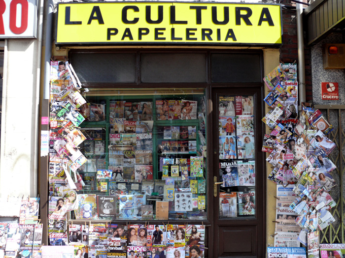 Exterior del quiosco La Cultura, en el barrio leonés de El Crucero, en sus buenos tiempos. © Fotografía: Agustín Berrueta.
