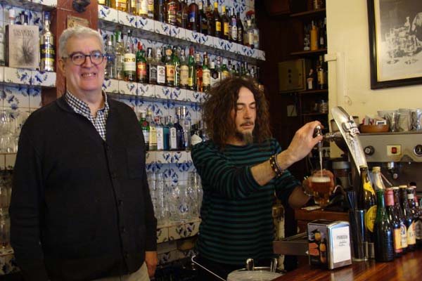 Joaquín Castrillón y Carlos Rogel en el interior del cafetín El Largo Adiós, junto a la catedral de Valladolid. Foto: L. Fraile.