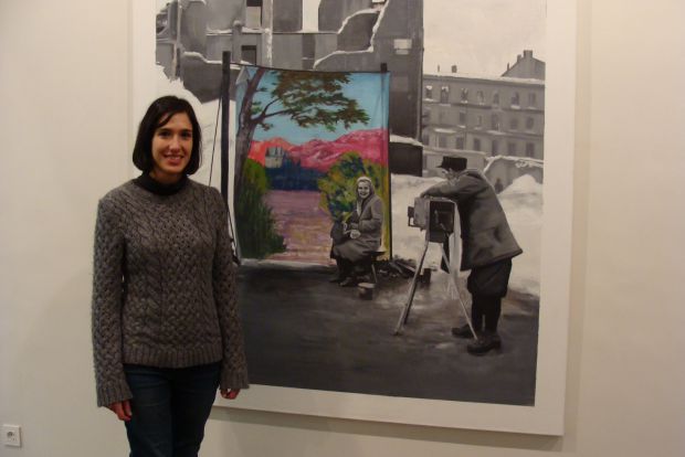 Cristina Toledo ante una de las obras de su exposición `Un acto de fe´. © Fotografía: L. Fraile.