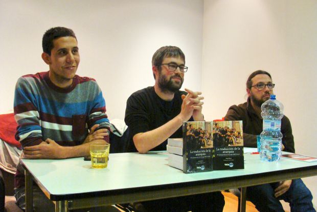 David Ramos (Ateneo Libertario de Salamanca), Mark Bray (autor del libro) y Gustavo Arranz (CNT Valladolid). © Fotografía: L. Fraile.