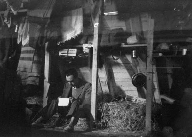 "Un refugiado lee una carta en su cubículo". © Ministerio de Cultura de España. Centro Documental de la Memoria Histórica. Fondo Histórico Agustí Centelles i Ossó. ["Esta fotografía se suministra exclusivamente para la información cultural de la exposición, no se puede almacenar en forma alguna ni ceder a terceros"].