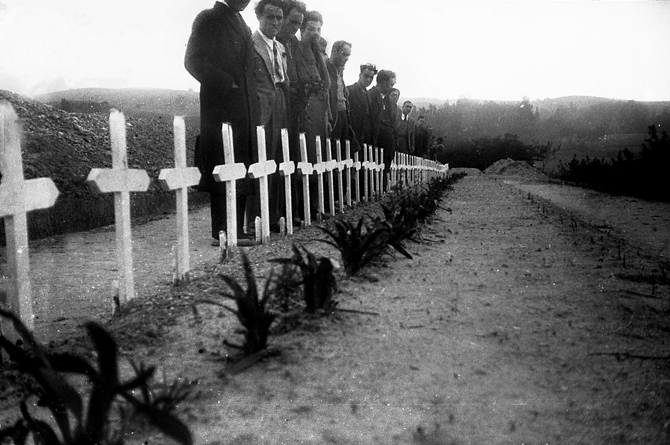 "Imagen del cementerio del campo de Bram". © Ministerio de Cultura de España. Centro Documental de la Memoria Histórica. Fondo Histórico Agustí Centelles i Ossó. ["Esta fotografía se suministra exclusivamente para la información cultural de la exposición, no se puede almacenar en forma alguna ni ceder a terceros"].