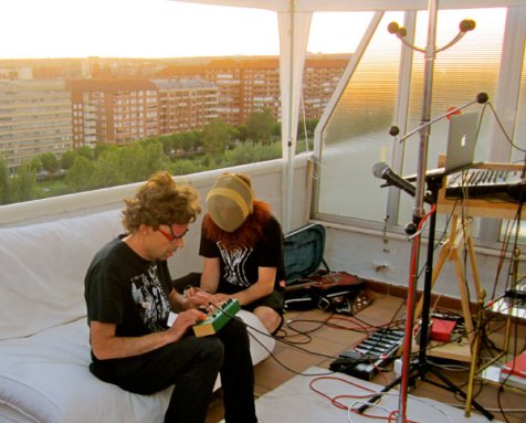 Actuación de Queer Toys con Indigexta DJ en el Torreón Pi, el 30 de junio de 2014.