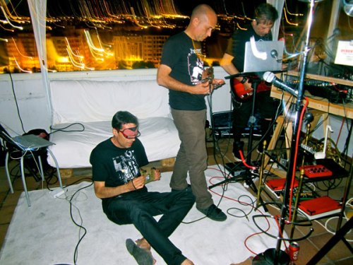 Actuación de Queer Toys con Indigexta DJ en el Torreón Pi, el 30 de junio de 2014.