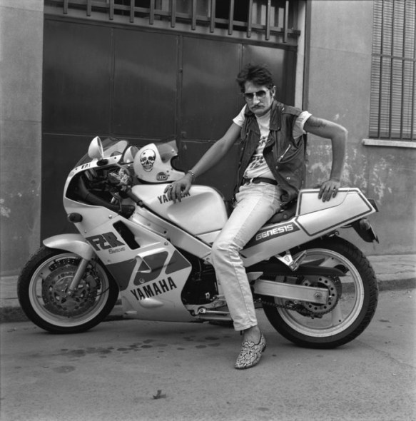 "El argentino y su yamaha 1000", 1989. © Alberto García-Alix. Cortesía del artista. 