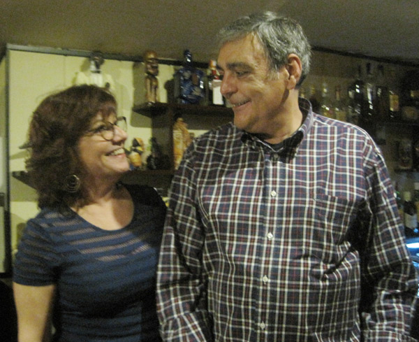Rosario y Ernesto tras la barra del Hula Hula.