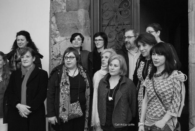 Algunas de las artistas que muestran sus obras, con Luis García, la alcaldesa Victorina Alonso y la concejala Mercedes Rojo. © Fotografía: Eloy Rubio Carro.