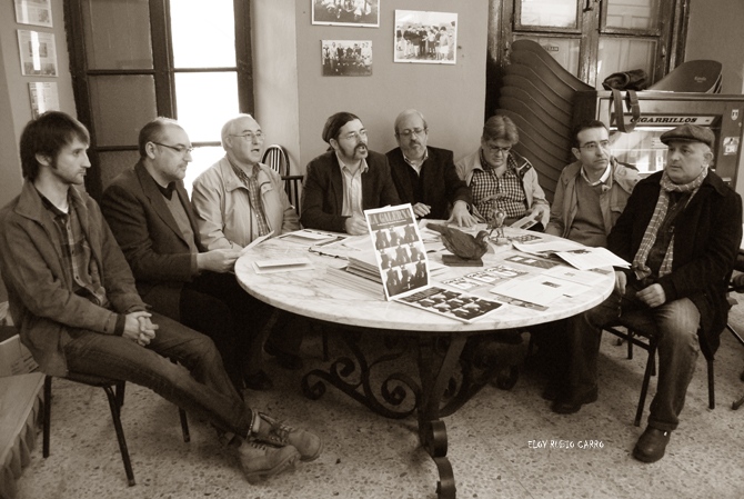 Presentación de las publicaciones en el bar ‘Mansillés’ de Mansilla de las Mulas. © Fotografía: Eloy Rubio Carro.