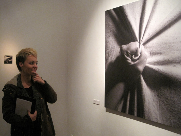 Miriam Vega ante una de sus obras ("Delirium rosae"). © Fotografía: Eloísa Otero.