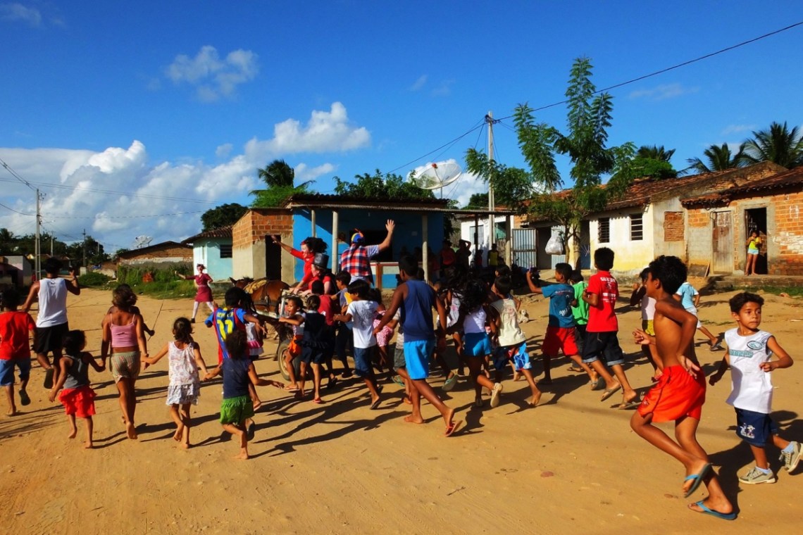 Actuación del colectivo Pallasos en Rebeldía en la comunidad Kariri Xoco de Brasil. © Fotografía: Pallasos en Rebeldía.