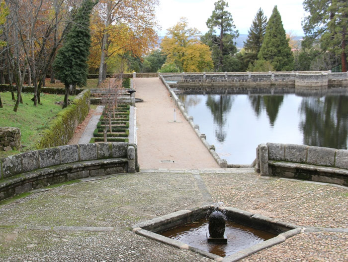 Fuente de la Rotonda y calle sur. © Fotografía: José Carlos Sanz Belloso.