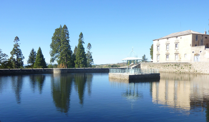 Perspectiva del estanque y entorno. © Fotografía: José Carlos Sanz Belloso.