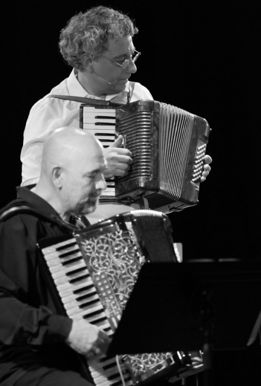 El poeta Juan Carlos Mestre con el acordeonista Cuco Pérez. © Fotografía: juanluisgx.