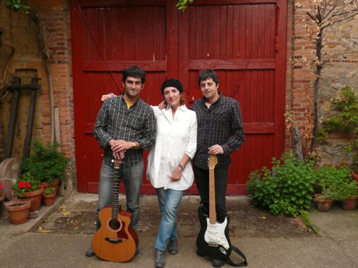 La cantante Cova Villegas con el dúo Delta Galgos, compuesto por los guitarristas Marcos Cachaldora y Gonzalo Ordás.