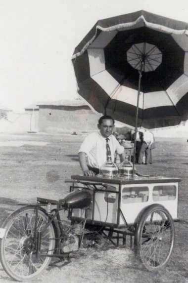 El heladero con su Isocarro.