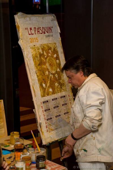 El artista Juan Rafael pintando los carteles en el café Ágora, el pasado 28 de abril. © Fotografía: Vicente García.