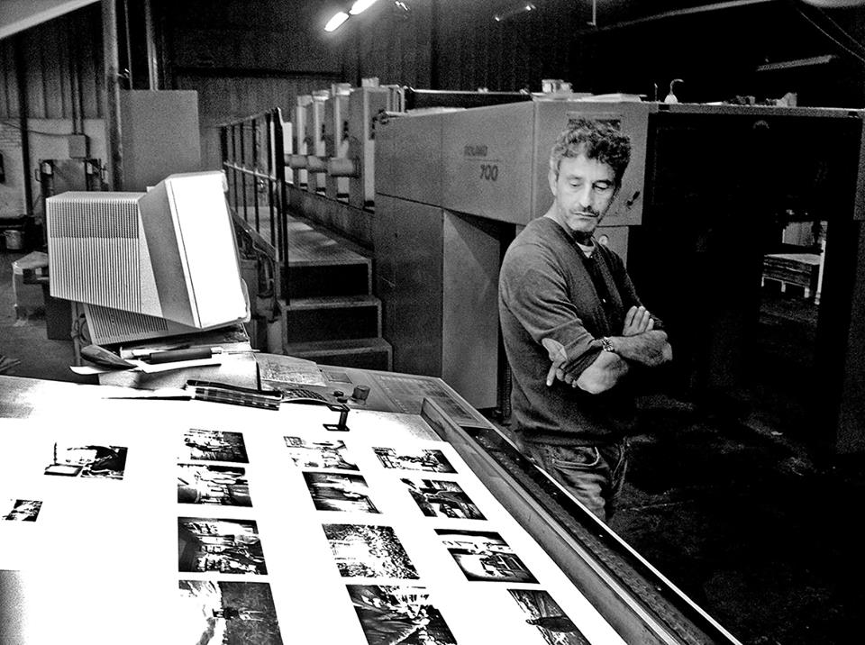 José Ramón Vega ante las pruebas de imprenta de su primer libro.