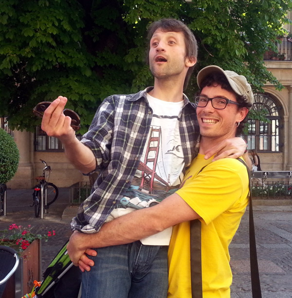 El poeta Jorge Pascual y el artista de circo-teatro Pablo Parra. © Fotografía: Eloísa Otero.