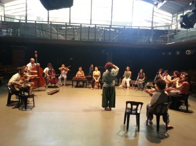 Chefa Alonso impartiendo un taller de improvisación.