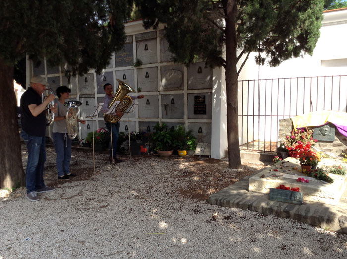 Los componentes de la Orquesta Sinfónica de Castilla y León, Sara Calvo, José Redondo y Fernando Moya, tocando ante la tumba de Antonio Machado.