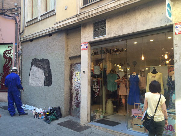 Ignacio Pérez-Jofre realizando una intervención sobre una fachada urbana.