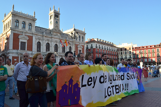 Cabecera de la manifestación en Valladolid, con el Ayuntamiento (al fondo) luciendo bandera arcoíris al fondo. © Fotografía: Gaspar Francés.